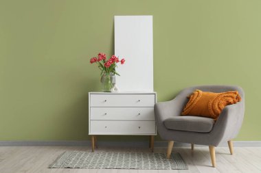 Oturma odasının içi boş poster, tuvalet ve koltukla dolu.