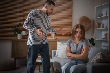 Öfkeli kocasıyla birlikte yaralı genç bir kadın. Aile içi şiddet kavramı