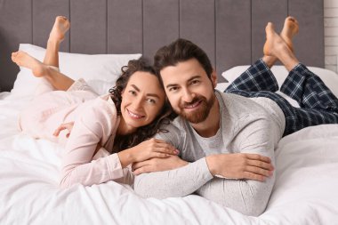 Mutlu çift yatak odasında yatıyor.