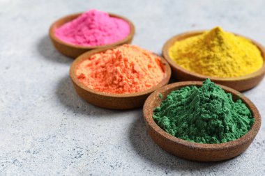 Grunge arkaplanındaki kase dolusu toz pigmenti, yakın plan