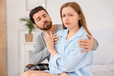 Yatak odasında kocasını affetmeyi reddeden genç bir kadın.