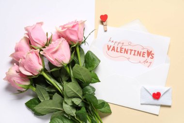 Gül çiçekleri, zarf ve renkli arka planda Mutlu Günler yazılı tebrik kartı kompozisyonu. Sevgililer Günü kutlaması