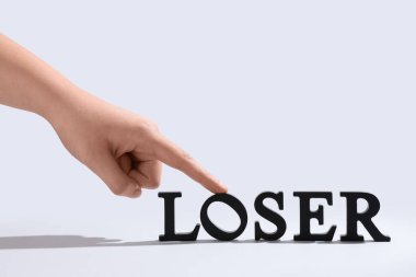 Beyaz arka planda kadın eli ve sözcük kaybı