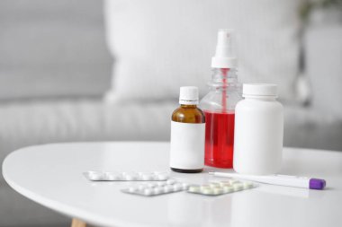 Odada termometresi olan soğuk ilaçlar, yakın çekim.