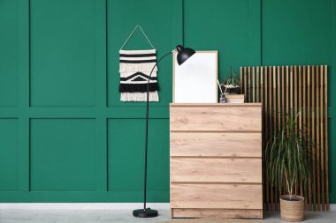 Odanın içi ahşap klozet, katlanır ekran ve lamba dolu.