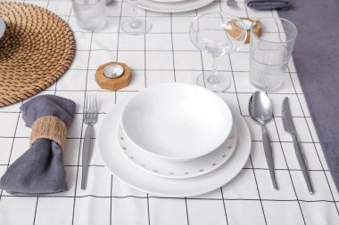 Masada servis edilen güzel tabaklar ve şık masa örtüsü. Yakın çekim.