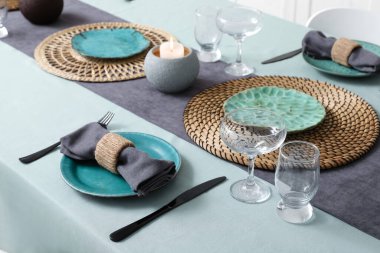 Akşam yemeği için servis edilen güzel bir şenlik masası. Yakın çekim.