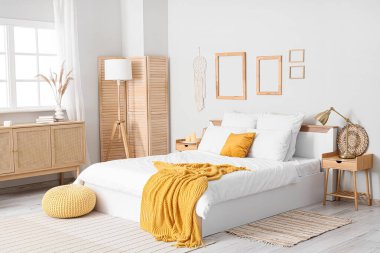 Odanın içi ahşap çerçeveli, masalı ve katlanabilir ekranlı.