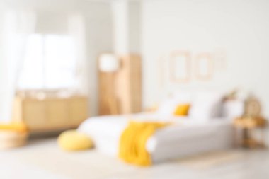 Ahşap çerçeveli, masalı ve katlanır ekranlı bulanık yatak odası manzarası