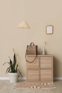 Odanın içinde klozette şık bir çanta var.