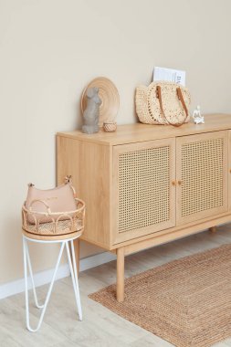 Odanın içinde şık çantalar, tuvalet ve masa var.