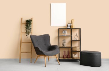 Rafa kaldırma ünitesi, koltuk ve bej duvarda boş poster.