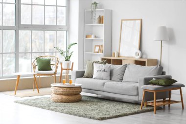 Oturma odasının içinde kanepe ve Türk çayı var.