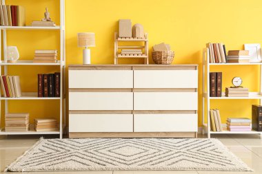 Kitap rafları ve tuvaleti olan oturma odasının içi