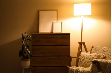 Klozeti, boş çerçeveleri ve geceleri parlayan lambası olan karanlık odanın içi.