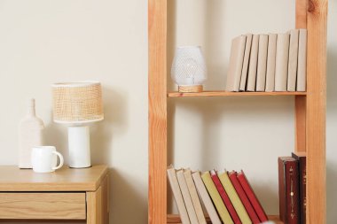 Kitaplık ve çalışma odası, ışık duvarının yanında.