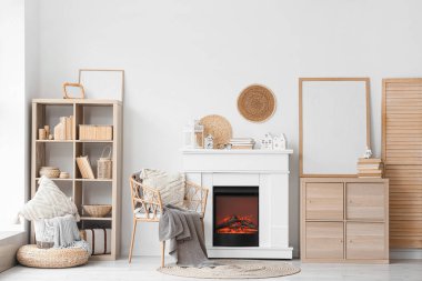 Kitaplığı, şöminesi ve koltuğu olan oturma odası.