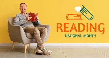 Yetişkin bir adamın evde kitap okuduğu Ulusal Okuma Ayı Afişi