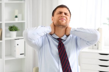 Genç işadamı Office boyun ağrısı muzdarip