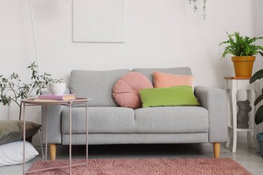 Rahat kanepesi ve sehpası olan şık bir oturma odası.