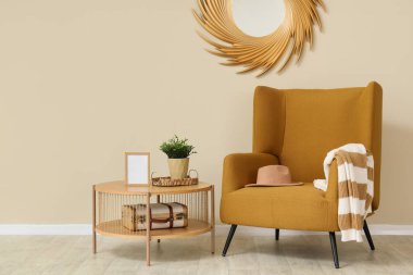 Kahverengi koltuklu, kahve masalı ve aynalı oturma odasının minimalist iç mekanı.