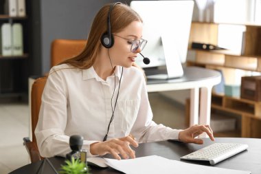 Ofiste çalışan çağrı merkezinin güzel danışmanı.