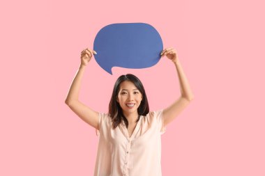 Pembe arka planda boş konuşma balonu olan güzel Asyalı kadın.