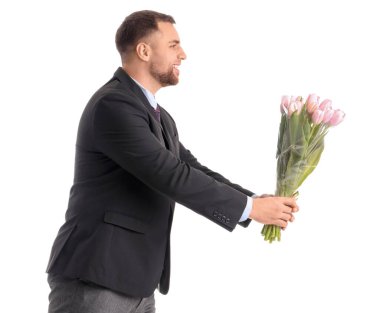 Beyaz arka planda laleleri olan yakışıklı bir iş adamı. Uluslararası Kadınlar Günü kutlamaları