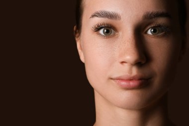 Güzel kaşları koyu arka plan, closeup üzerinde olan kadın