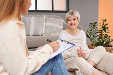 Genç kız ofiste psikologla konuşuyor.