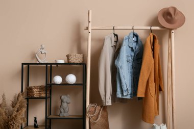 Koridorun iç kısımlarında sonbahar kıyafetleriyle doldur.