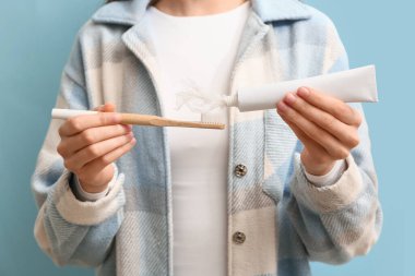 Diş macunu, fırça ve plastik kaplı bir kadın, yakın plan. Mikro Plastik Farkındalık Ayı