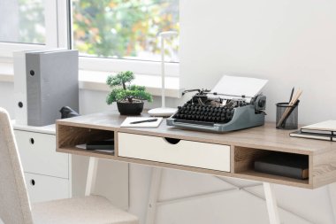 Kaliteli daktilo ve defterle oturma odasında şık çalışma alanı