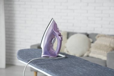 Işık odasında elektrikli ütü var.