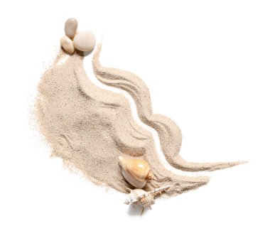 Beyaz zemin üzerinde deniz kabukları, çakıl taşları ve kum olan kompozisyon