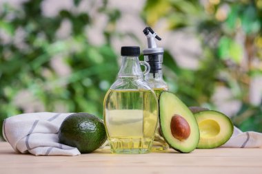 Açık havada avokado yağlı kompozisyon.