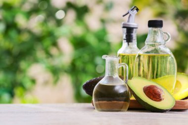 Açık havada avokado yağlı kompozisyon.