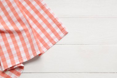 Beyaz ahşap zemin üzerinde kırmızı kareli peçete
