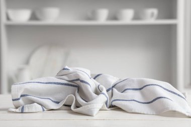 Modern mutfakta çizgili peçete.