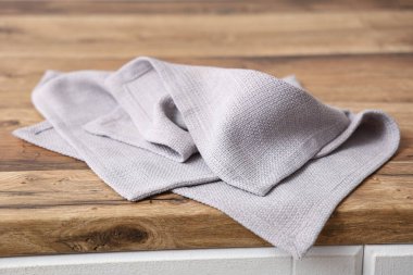 Modern mutfaktaki ahşap masada gri peçete.