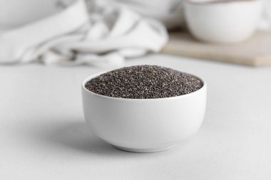 Beyaz arka plan üzerinde chia tohum ile kase