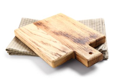 Tahta kesme tahtası ve beyaz arkaplanda kareli peçete