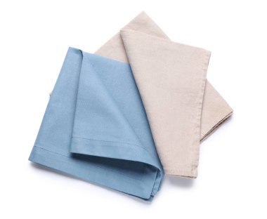 Katlanmış peçeteler beyaz arkaplanda izole edildi