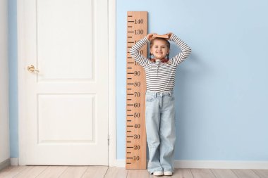 Evdeki stadyumun yakınındaki kitap boyu kadar küçük bir kız.