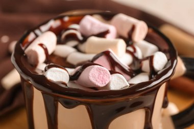 Marşmelovlu bir fincan sıcak çikolata, yakın plan.