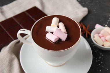 Marşmelovlu bir fincan sıcak çikolata, yakın plan.