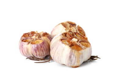 Beyaz arka planda biberiyeli fırında sarımsak.