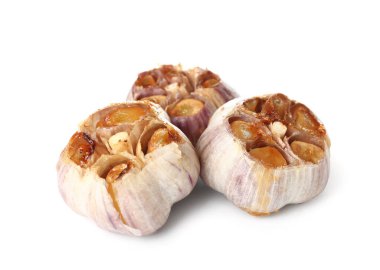 Beyaz arka planda fırında sarımsak.