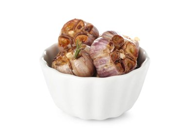 Beyaz arka planda fırında sarımsaklı kase