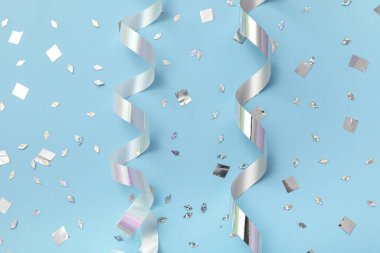 Mavi arka planda gümüş yılanbalığı ve konfeti